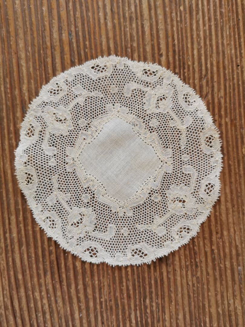 アンティーク ポワンドパリ 舞う1輪の薔薇のモチーフ センターフレームドイリー