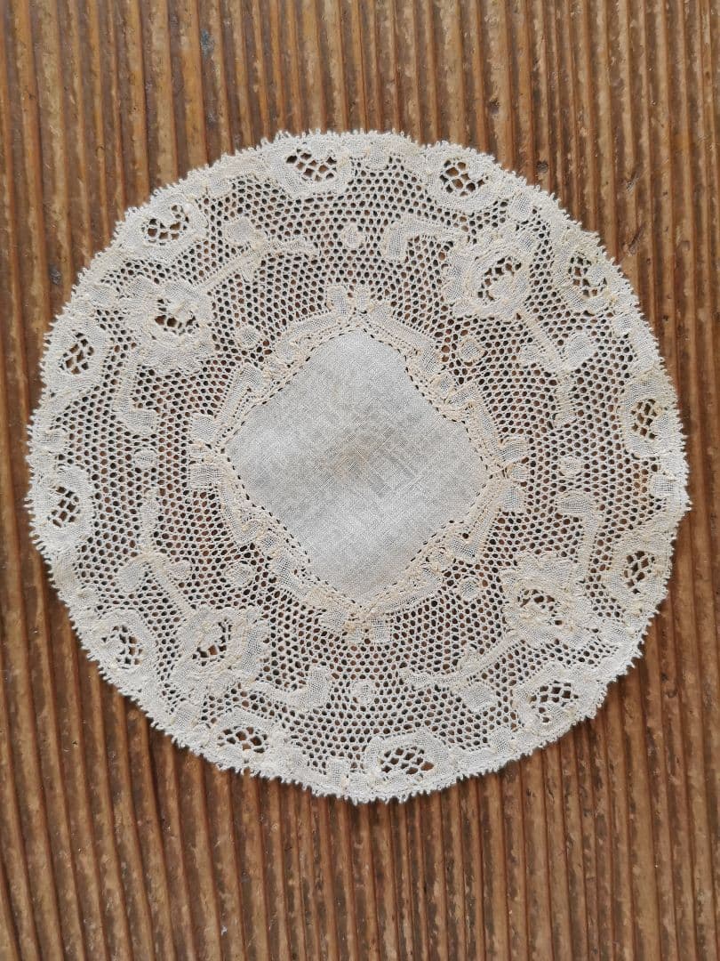 アンティーク ポワンドパリ 舞う1輪の薔薇のモチーフ センターフレームドイリー