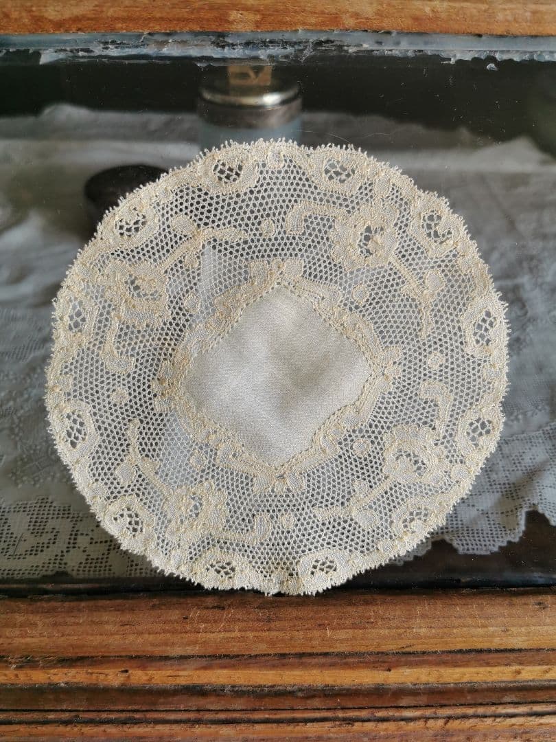 アンティーク ポワンドパリ 舞う1輪の薔薇のモチーフ センターフレームドイリー