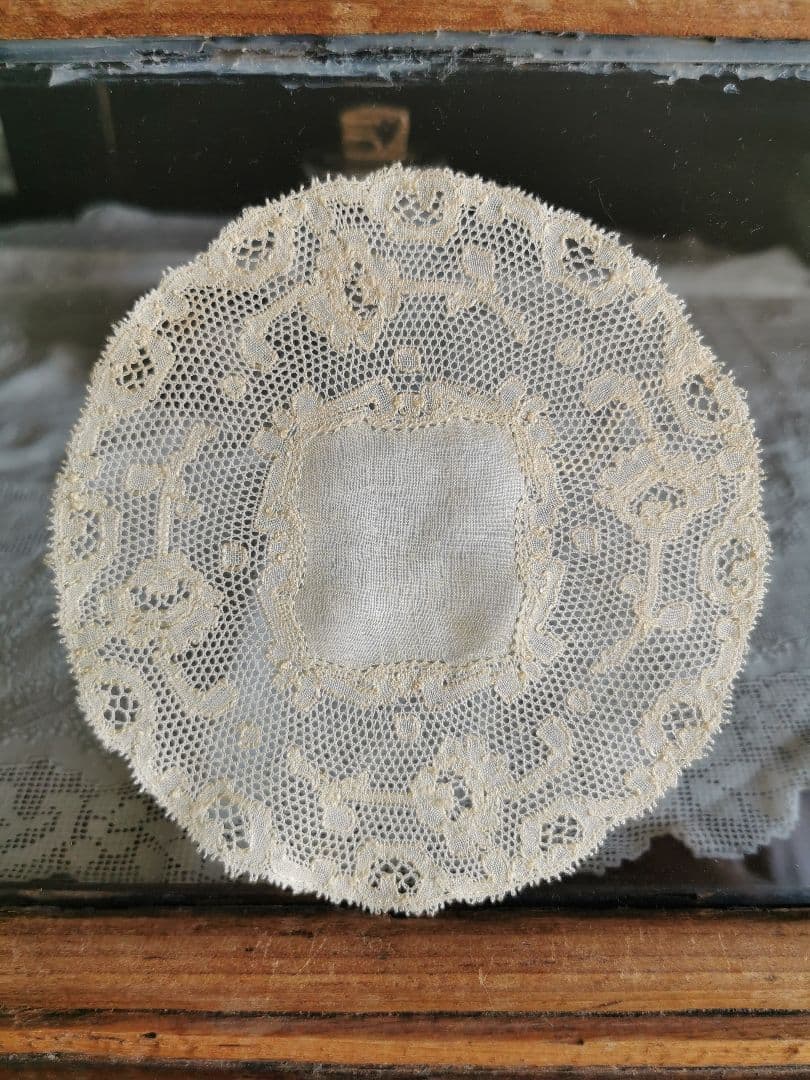 アンティーク ポワンドパリ 舞う1輪の薔薇のモチーフ センターフレームドイリー