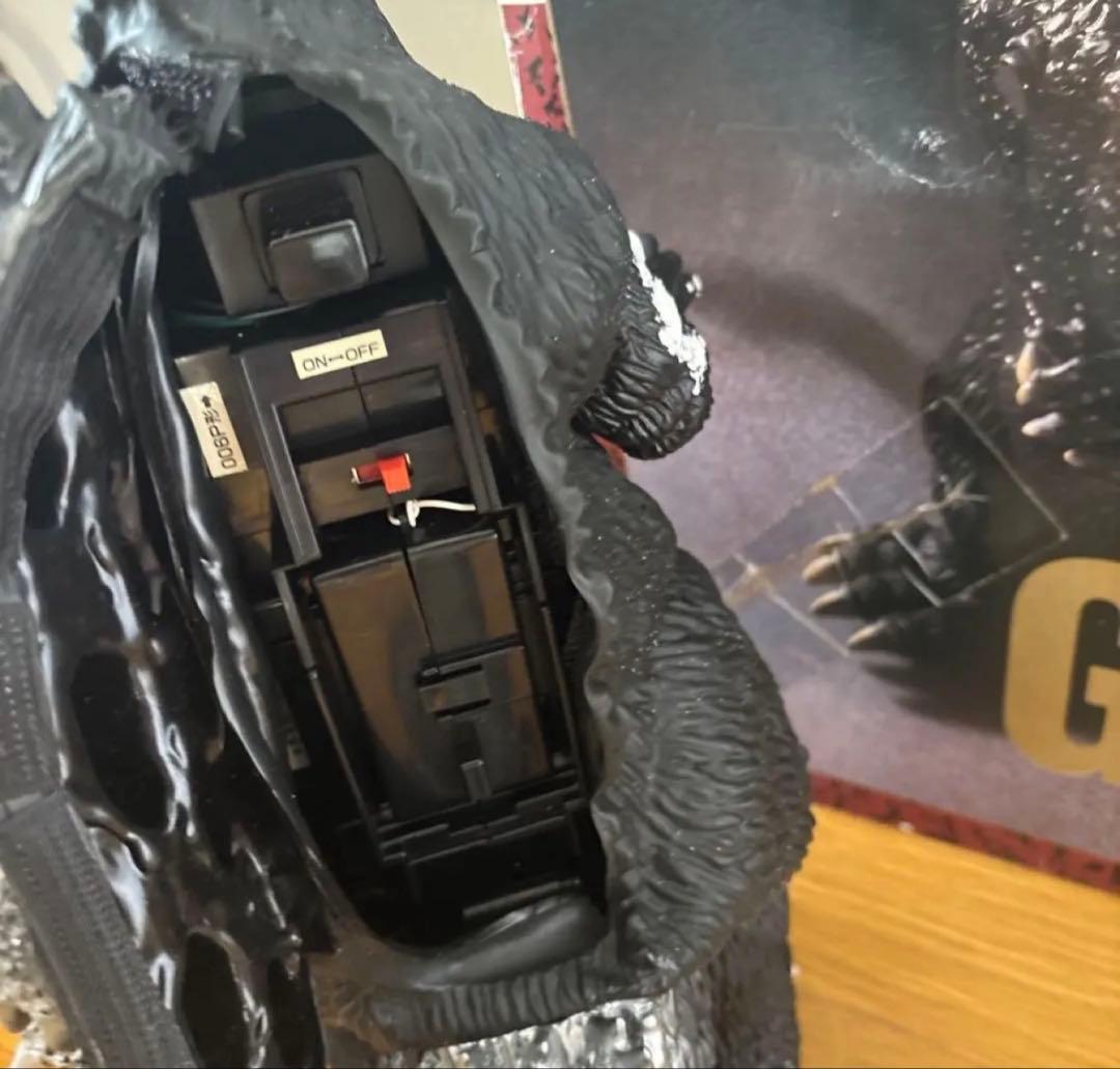 ゴジラ リモートコントロール機能付きのキングスケールゴジラフィギュア