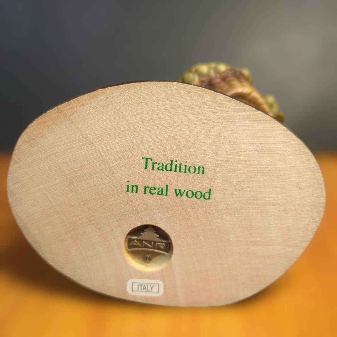 イタリア　アンリ社　木彫りの人形 収穫の祈り　という作品です。