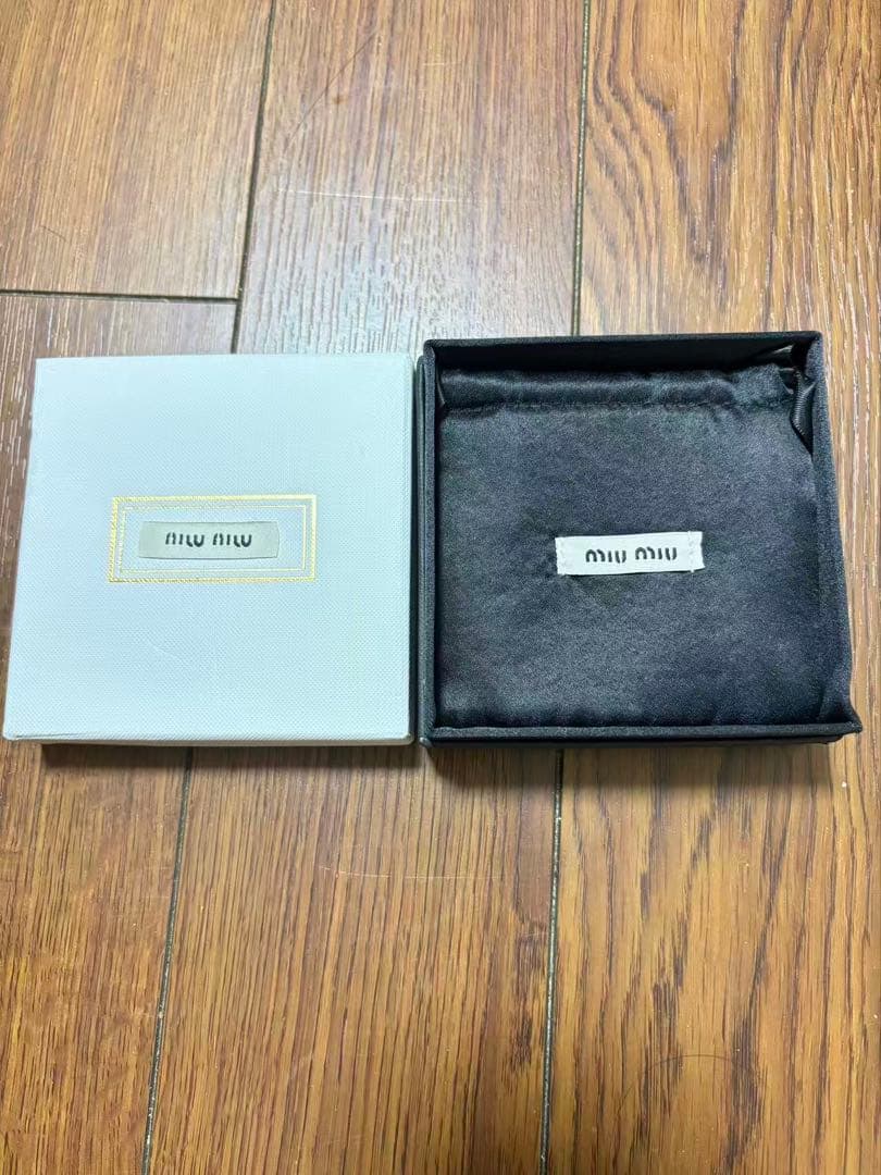 MIU MIU ロゴ プレートピアス シルバー系