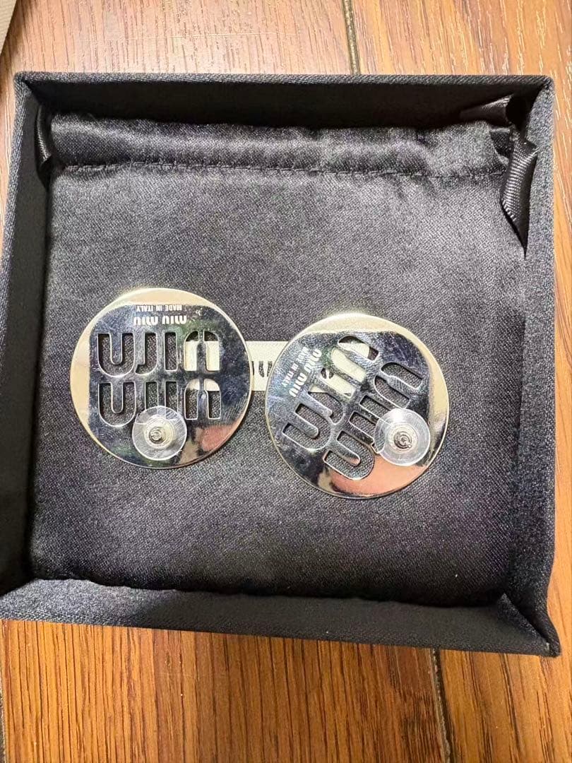 MIU MIU ロゴ プレートピアス シルバー系