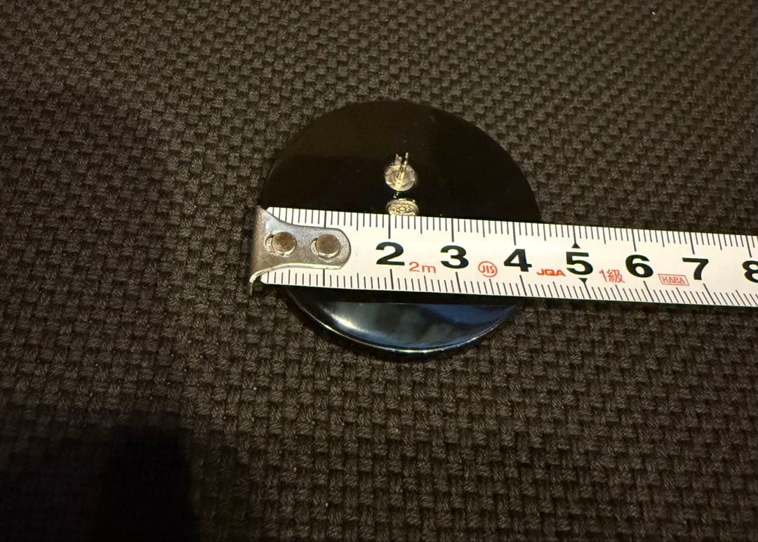 CHANEL ロゴ レコードがデザインされたピンブローチ。