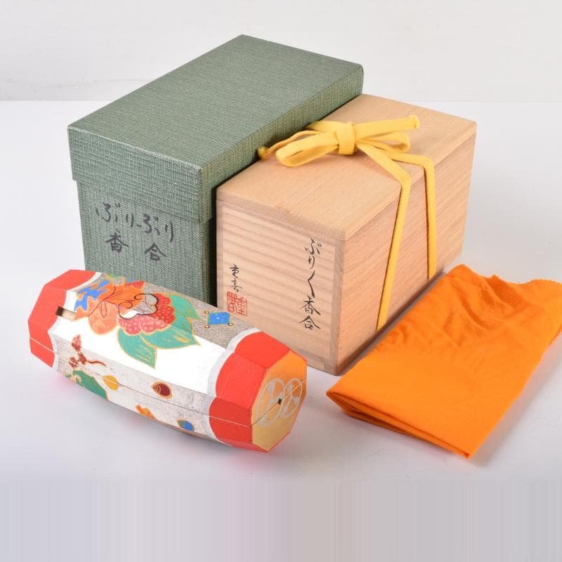 茶道具　宝尽し蒔絵　ぶりぶり香合　在銘　共箱　V　7082