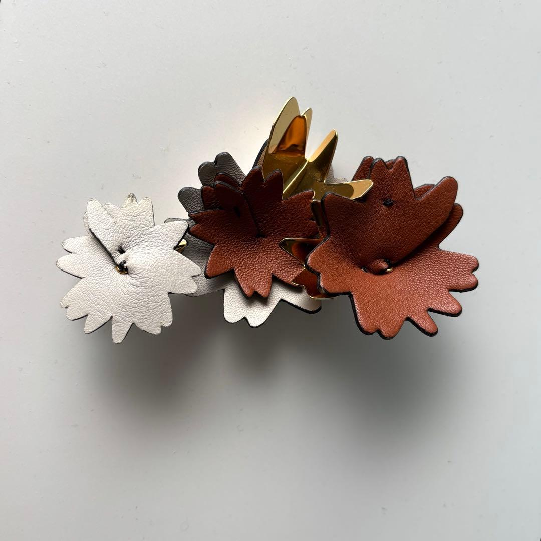 超美品✨MARNI ブローチ 保存袋付き　花　レザー&メタル　ゴールド