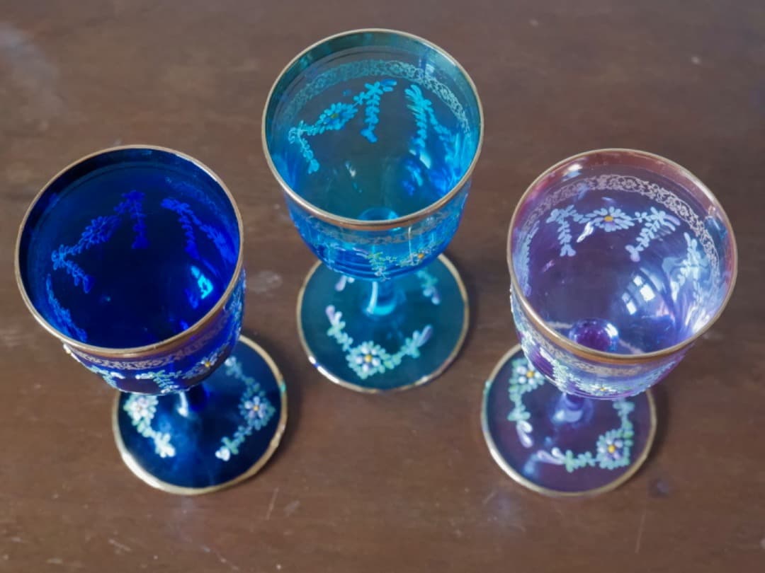 ベネチアングラス　３色　 金彩装飾　花文　手描き装飾　ワイングラス　Q2242