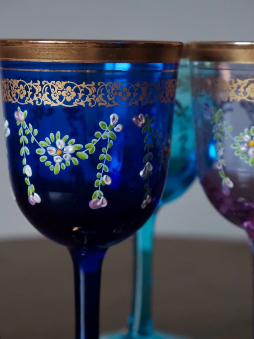 ベネチアングラス　３色　 金彩装飾　花文　手描き装飾　ワイングラス　Q2242