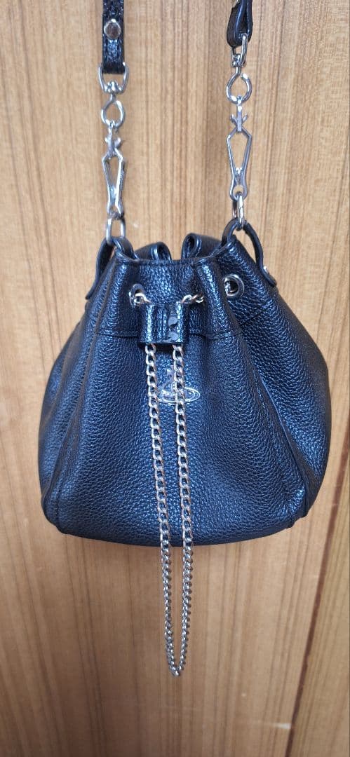 ヴィヴィアンウエストウッド 黒のヴィーガンレザーバケットバッグ