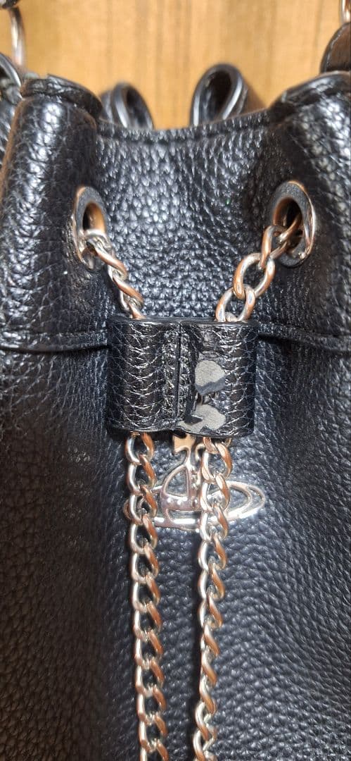 ヴィヴィアンウエストウッド 黒のヴィーガンレザーバケットバッグ