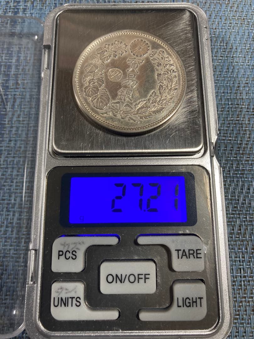 貿易銀　明治8年　一圓銀貨　　　　菊紋・竜　左丸銀