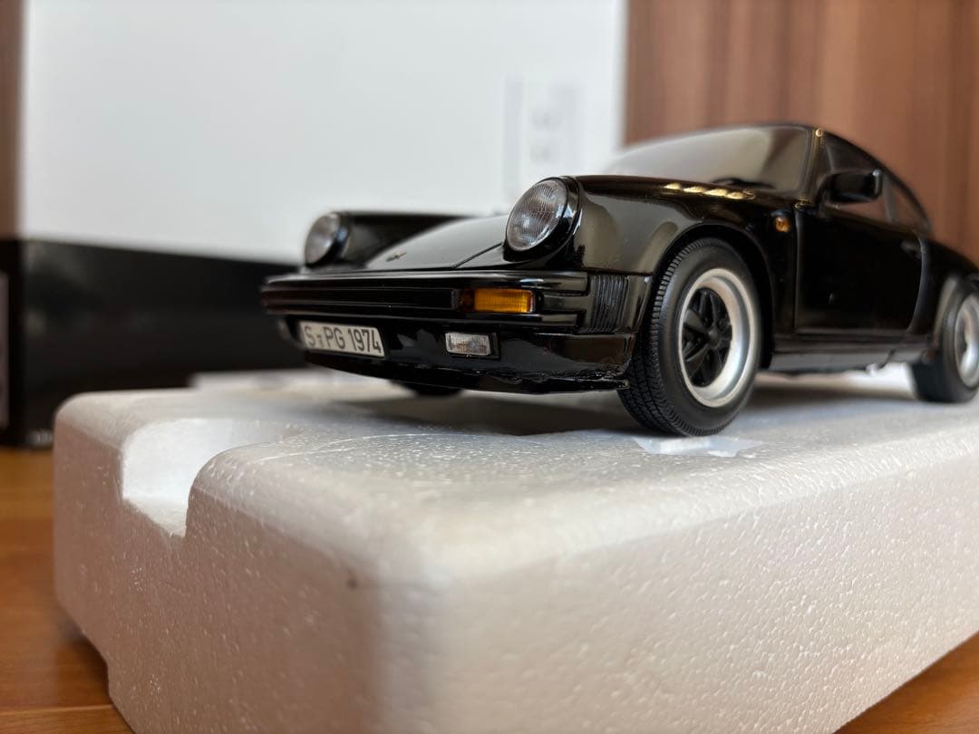 1/18 ミニチャンプス ポルシェ911(930) 1983 訳あり
