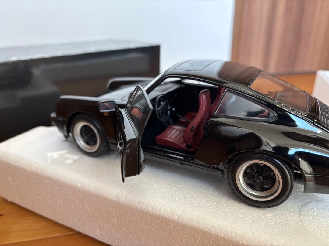 1/18 ミニチャンプス ポルシェ911(930) 1983 訳あり