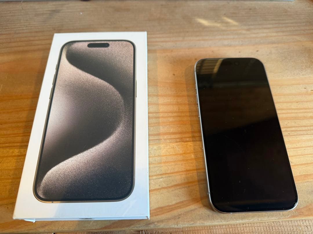 SIMフリー iPhone 15 Pro 512GB 背面割れ