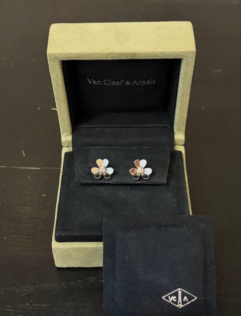 Van Cleef & Arpels フリヴォル ミニ ピアス WG