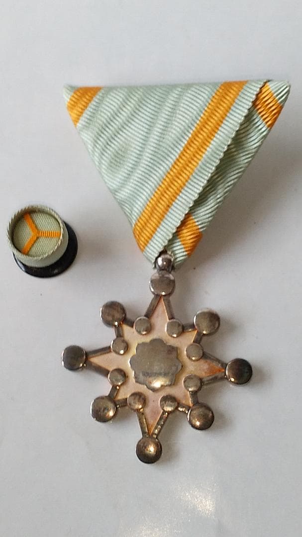 勲八等瑞宝章 勲八等白色桐葉章 勲章 ミリタリ ミリタリーグッズ 旧日本軍 美品