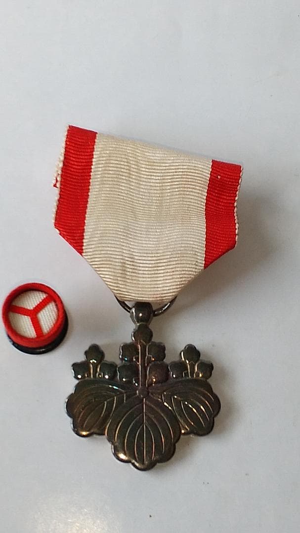 勲八等瑞宝章 勲八等白色桐葉章 勲章 ミリタリ ミリタリーグッズ 旧日本軍 美品