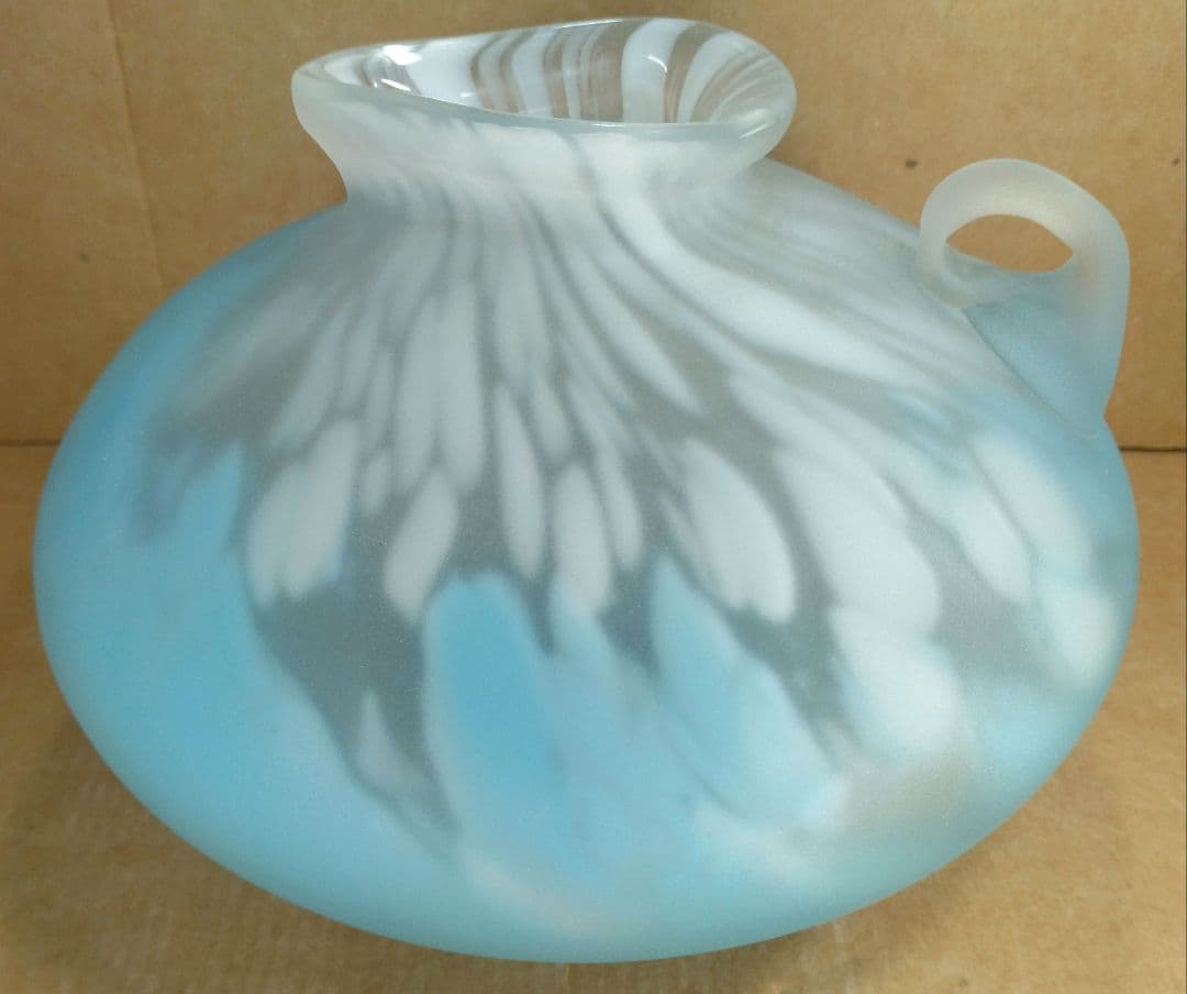 【本物保証】藤田喬平 手吹 花瓶(水色,白系) 共箱 栞 ｗ17㎝ 手吹ガラス