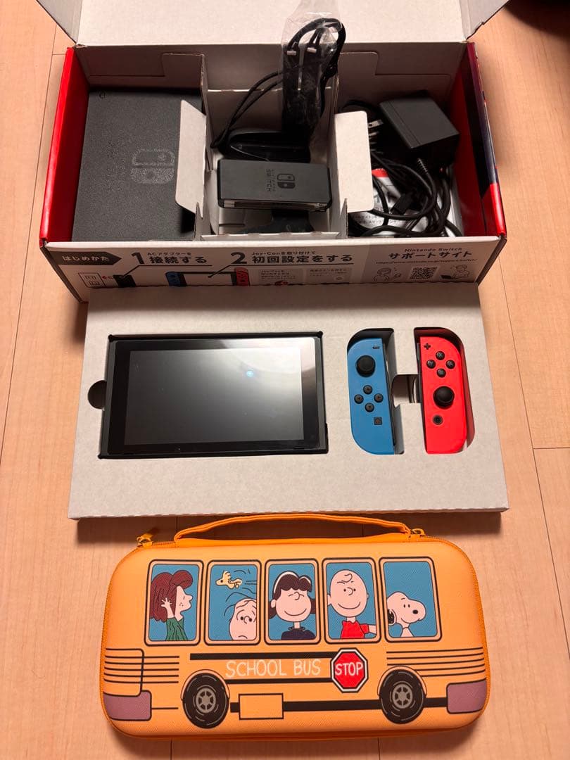 Nintendo Switch 本体 青赤 付属品付き　スヌーピーケース付き