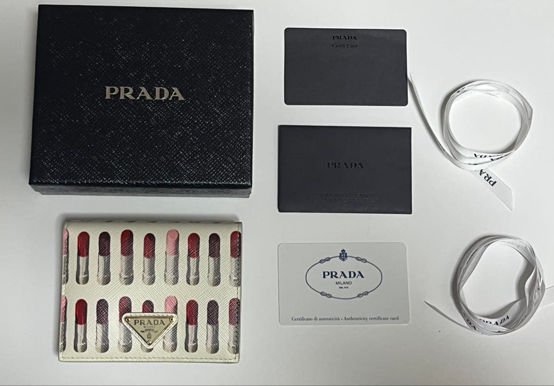 美品！PRADA プラダ 2つ折り財布リップ柄　1MHV204
