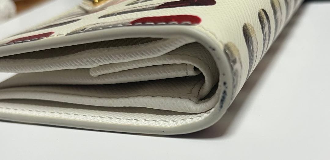 美品！PRADA プラダ 2つ折り財布リップ柄　1MHV204