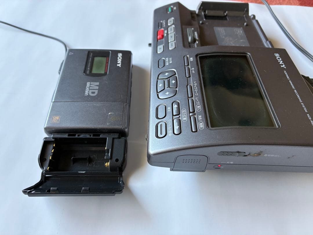 【SONY】MD WALKMAN〈MZ-R4ST〉+空ディスク【動作検証済⭐︎】