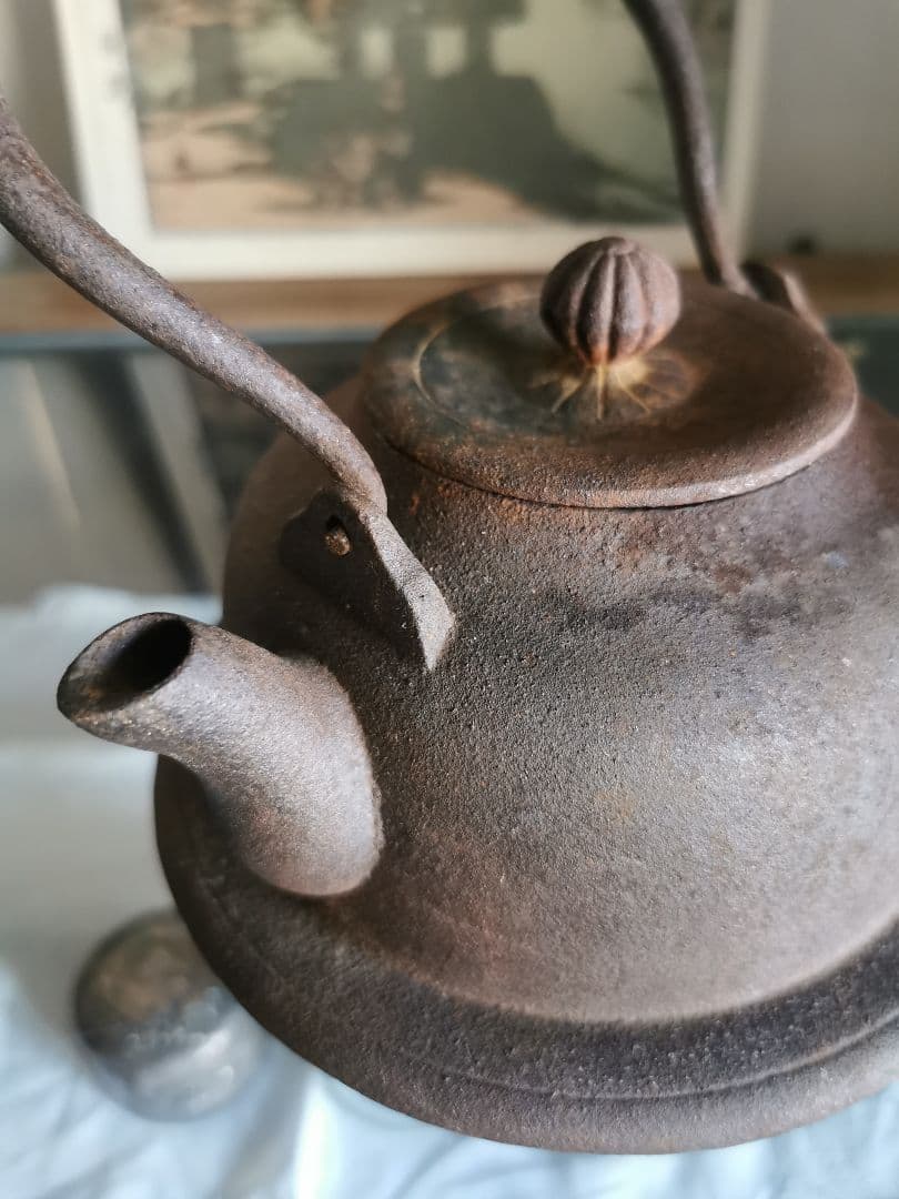 和骨董 重厚な１Ｌ南部鉄瓶 赤紫茶鉄器 珍しい胴下周り装飾付フォルム 菊/蓮摘み