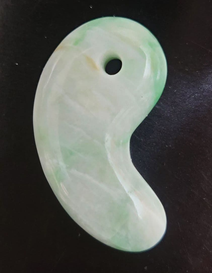 糸魚川翡翠　勾玉　緑が濃い