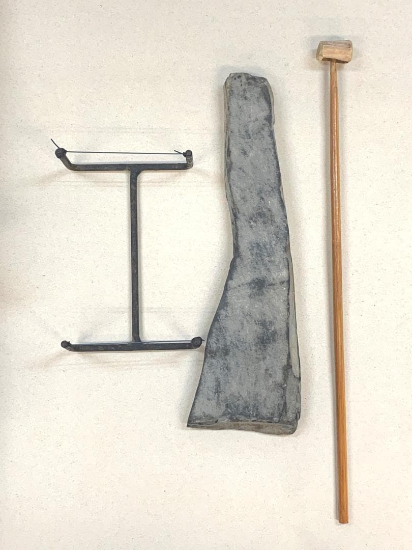 磬石 石琴 サヌカイト 音の出る石 楽器 昭和レトロ 中古品 たたき棒 台座付