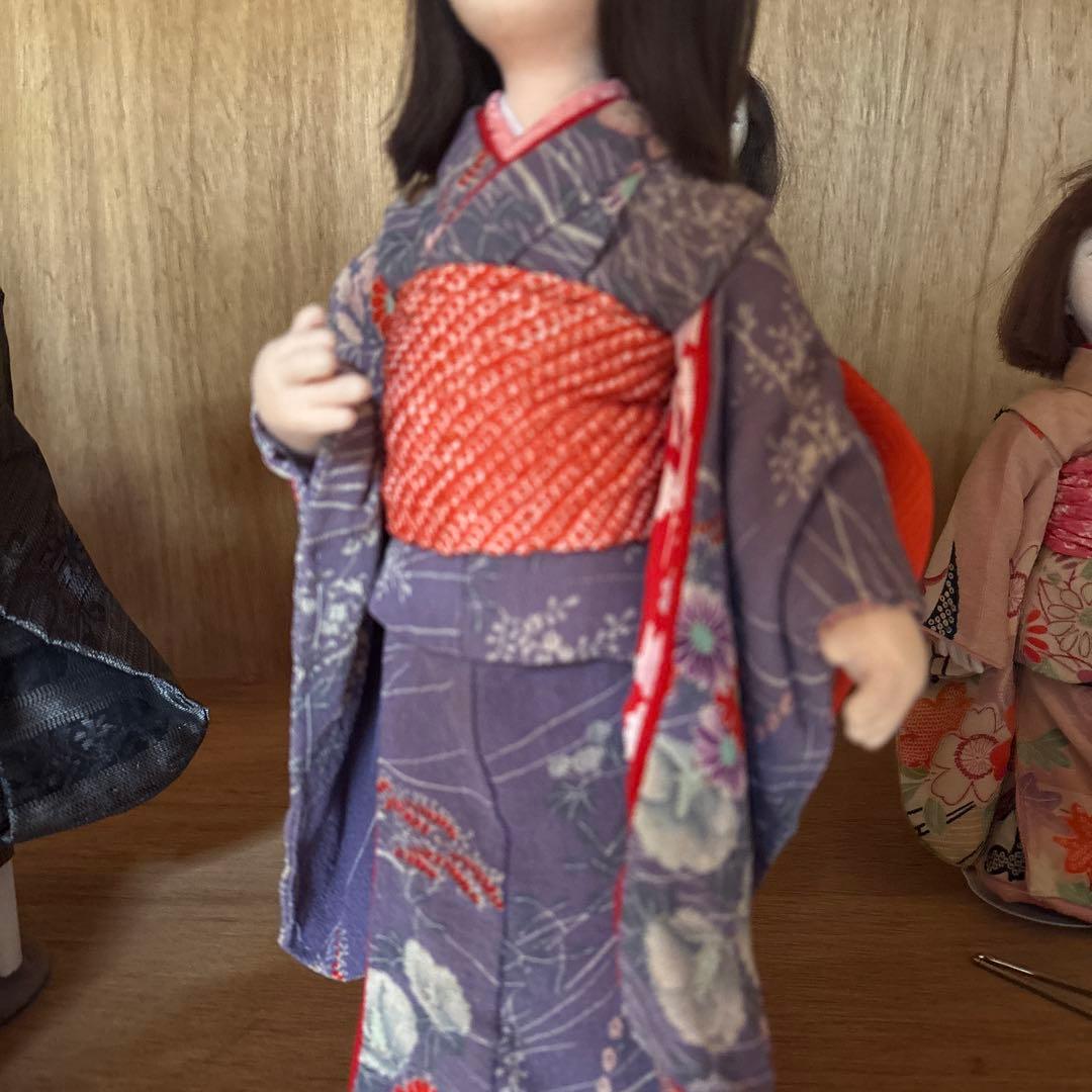 ①紫色の着物の和服人形