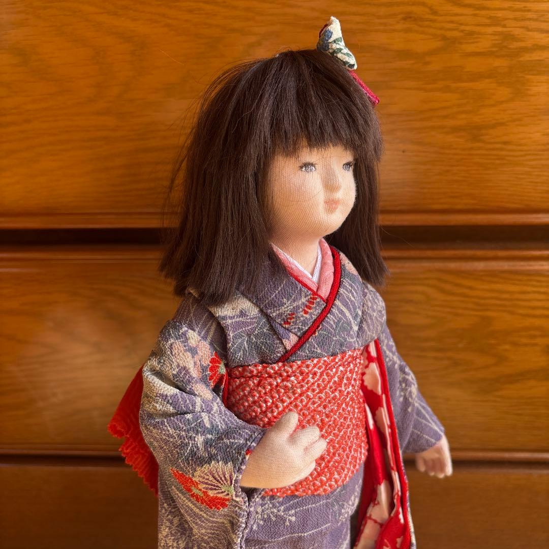 ①紫色の着物の和服人形