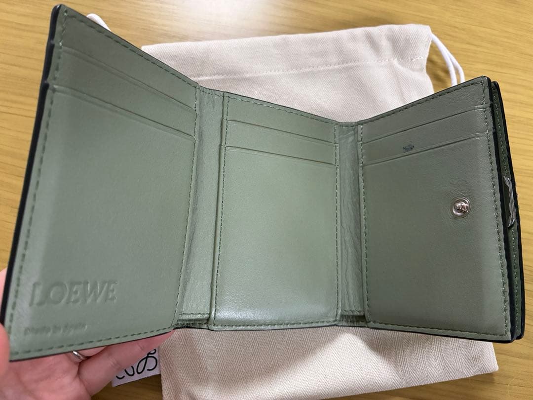ロエベ アナグラム トライフォールド ウォレット ローズマリー