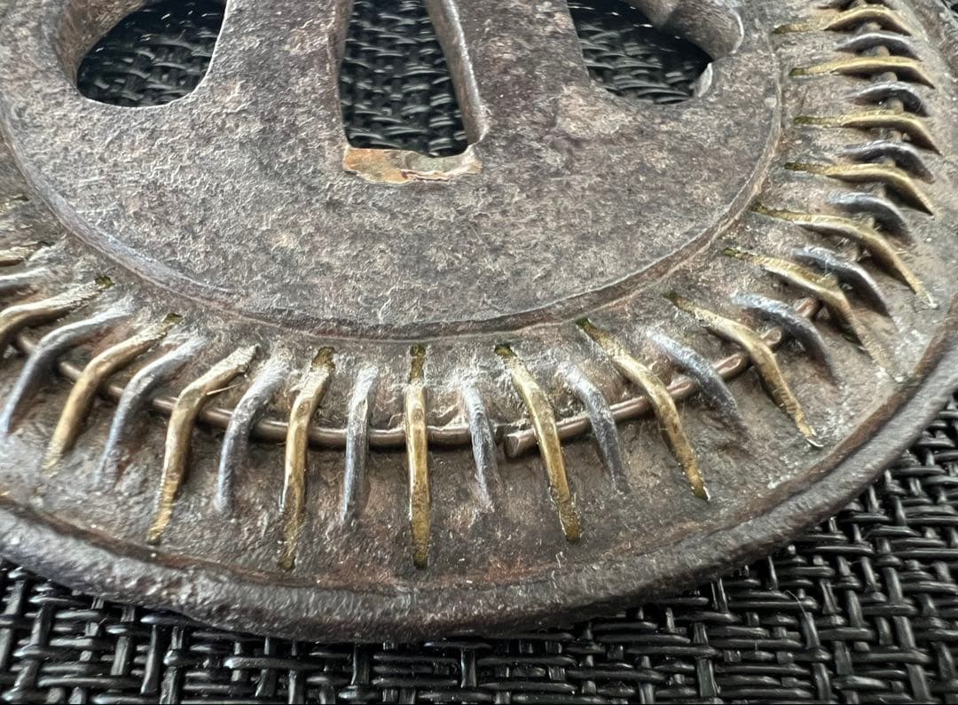 刀鍔 信玄鍔 百足鍔 無銘 鉃地 真鍮 年代物 箱付き(鍔布団付き)