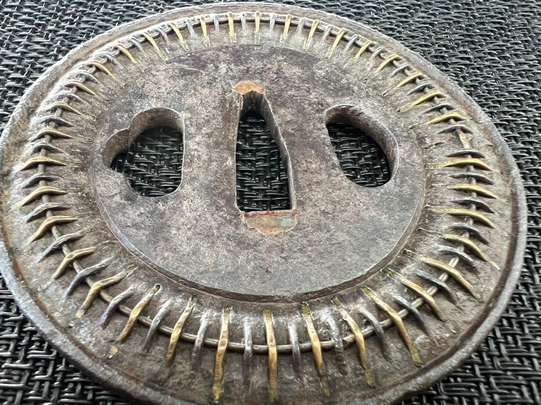 刀鍔 信玄鍔 百足鍔 無銘 鉃地 真鍮 年代物 箱付き(鍔布団付き)