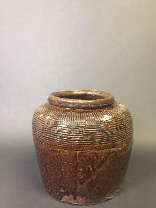 茶道具  水指しサイズ 茶道の神髓にビッタリ 古い 醬釉刻線紋罐 中国明時代