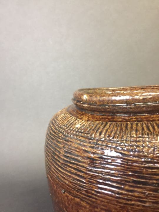 茶道具  水指しサイズ 茶道の神髓にビッタリ 古い 醬釉刻線紋罐 中国明時代