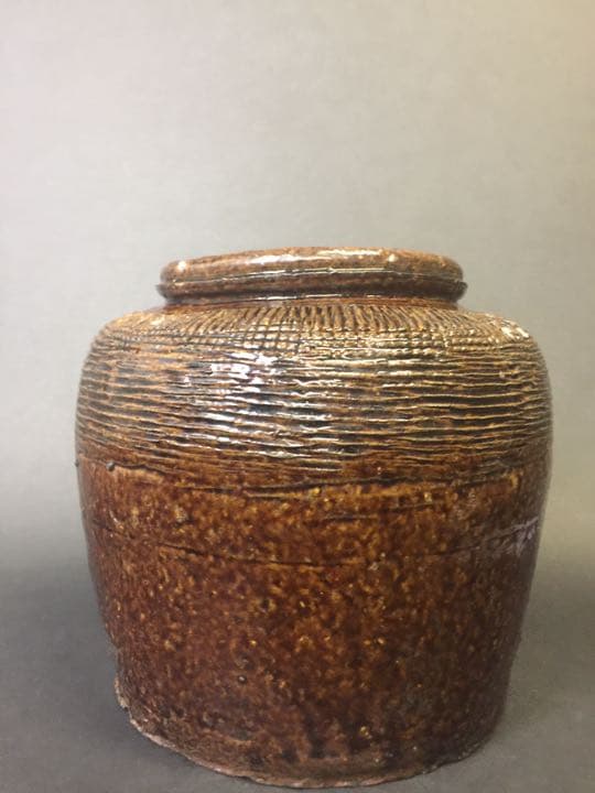 茶道具  水指しサイズ 茶道の神髓にビッタリ 古い 醬釉刻線紋罐 中国明時代