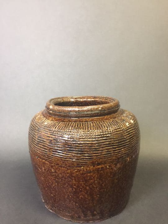 茶道具  水指しサイズ 茶道の神髓にビッタリ 古い 醬釉刻線紋罐 中国明時代