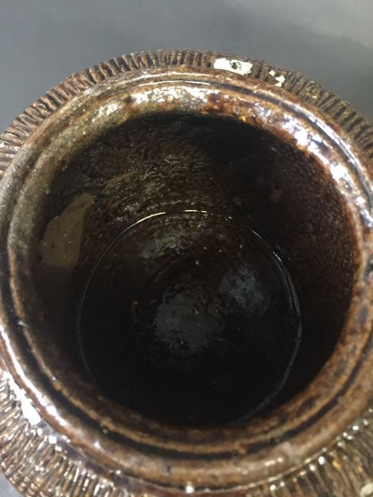 茶道具  水指しサイズ 茶道の神髓にビッタリ 古い 醬釉刻線紋罐 中国明時代