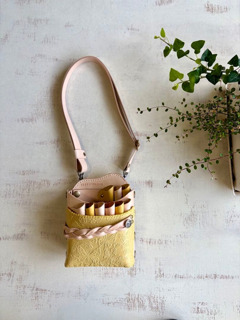 kazpoo ヌメ革ナチュラル、蝶型押しペールイエローの大容量シザーケース