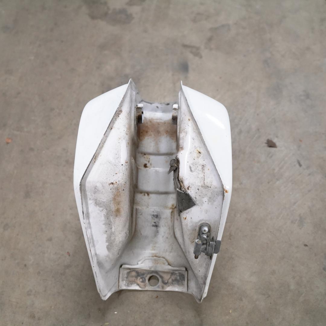 YAMAHA ヤマハ TT250R ガソリンタンク　無地　ホワイト　鍵付き