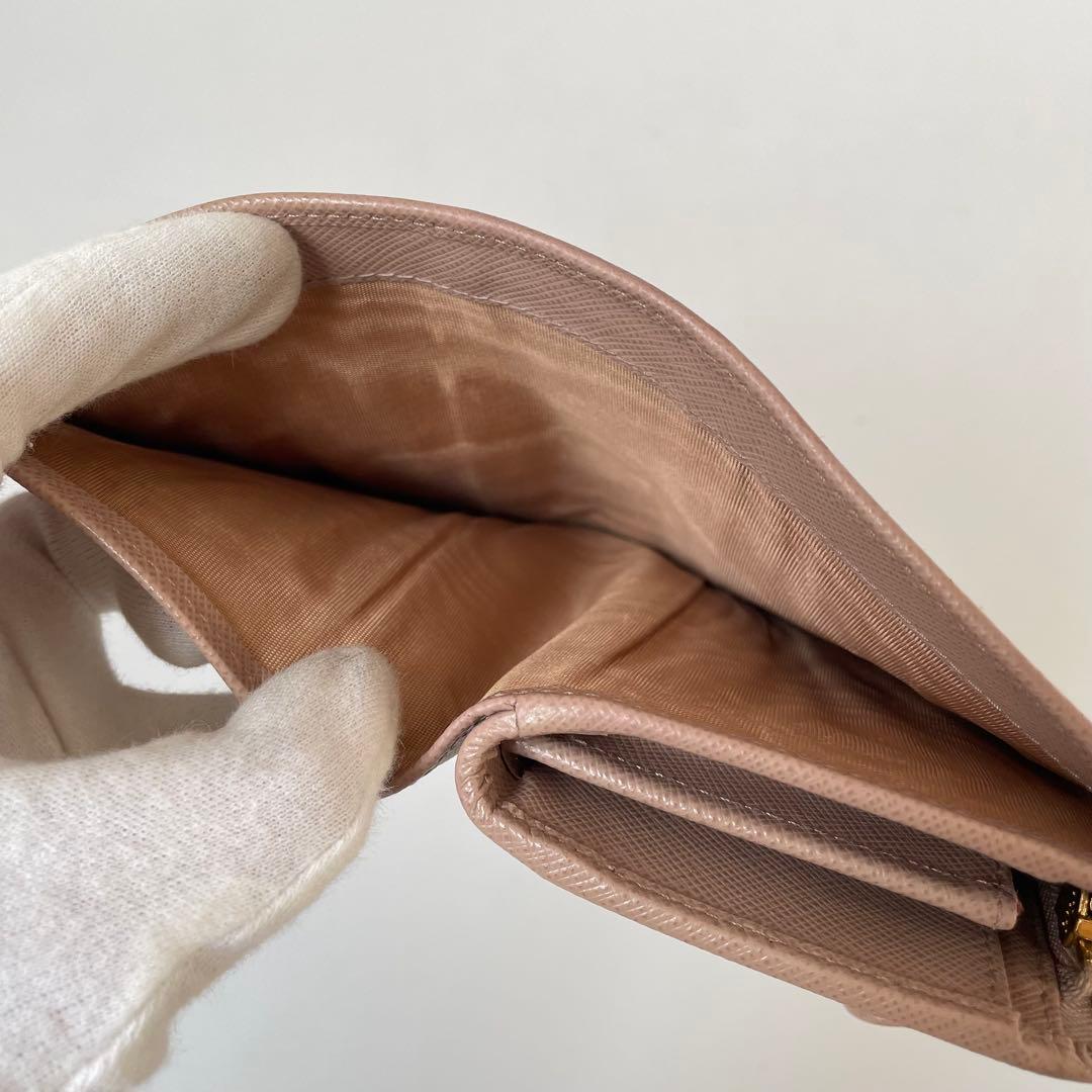 【美品】プラダ 二つ折り財布 サフィアーノ ベージュ レッド 1ML018