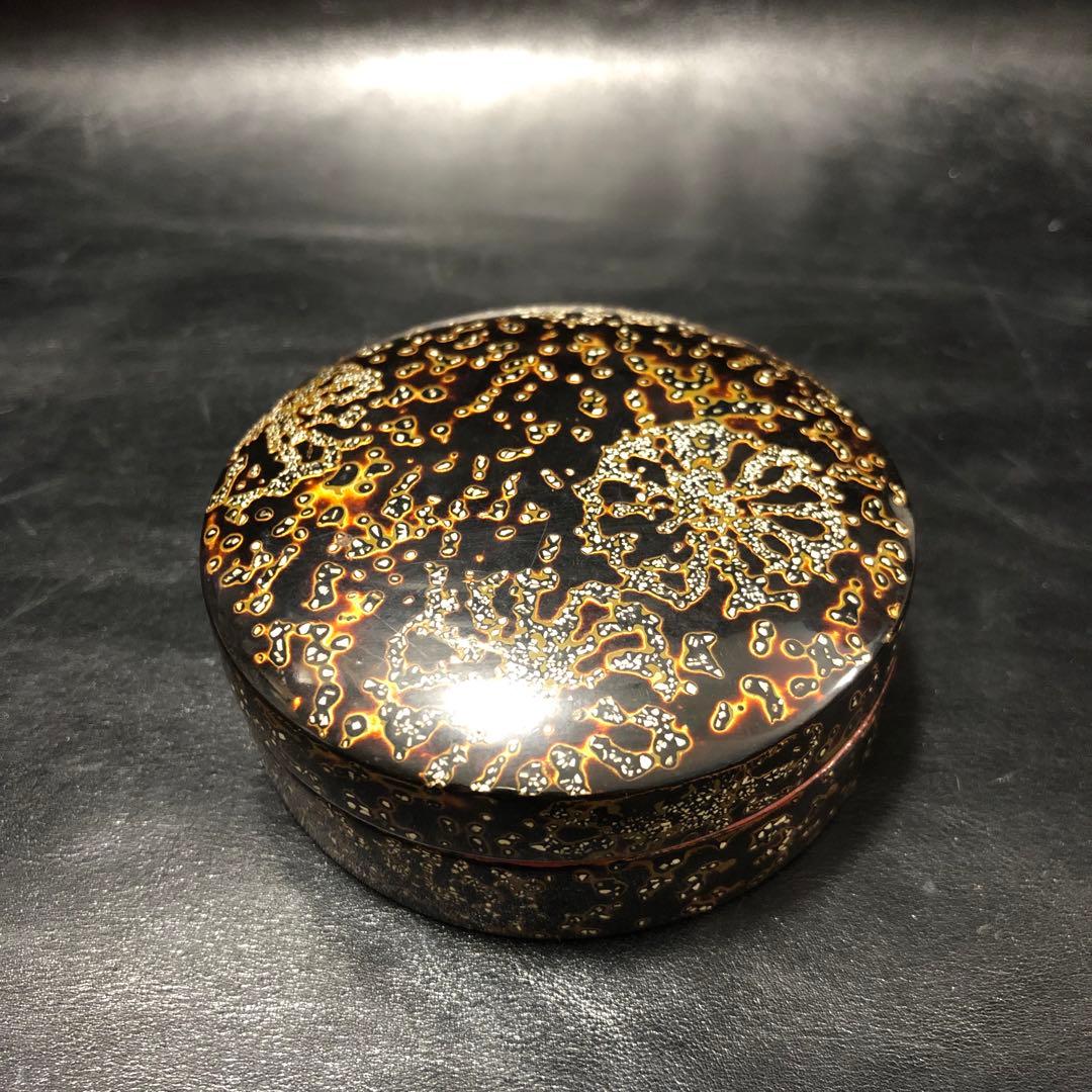 究極の美◼️蔵から夜空一面に美しい花火のような見事な漆塗りの香壺？入れ物が出て来た
