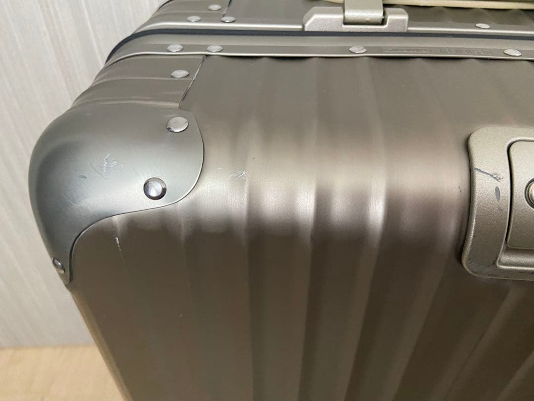 y*b様 リモワ RIMOWA TITANIUM 56 48L 945.56