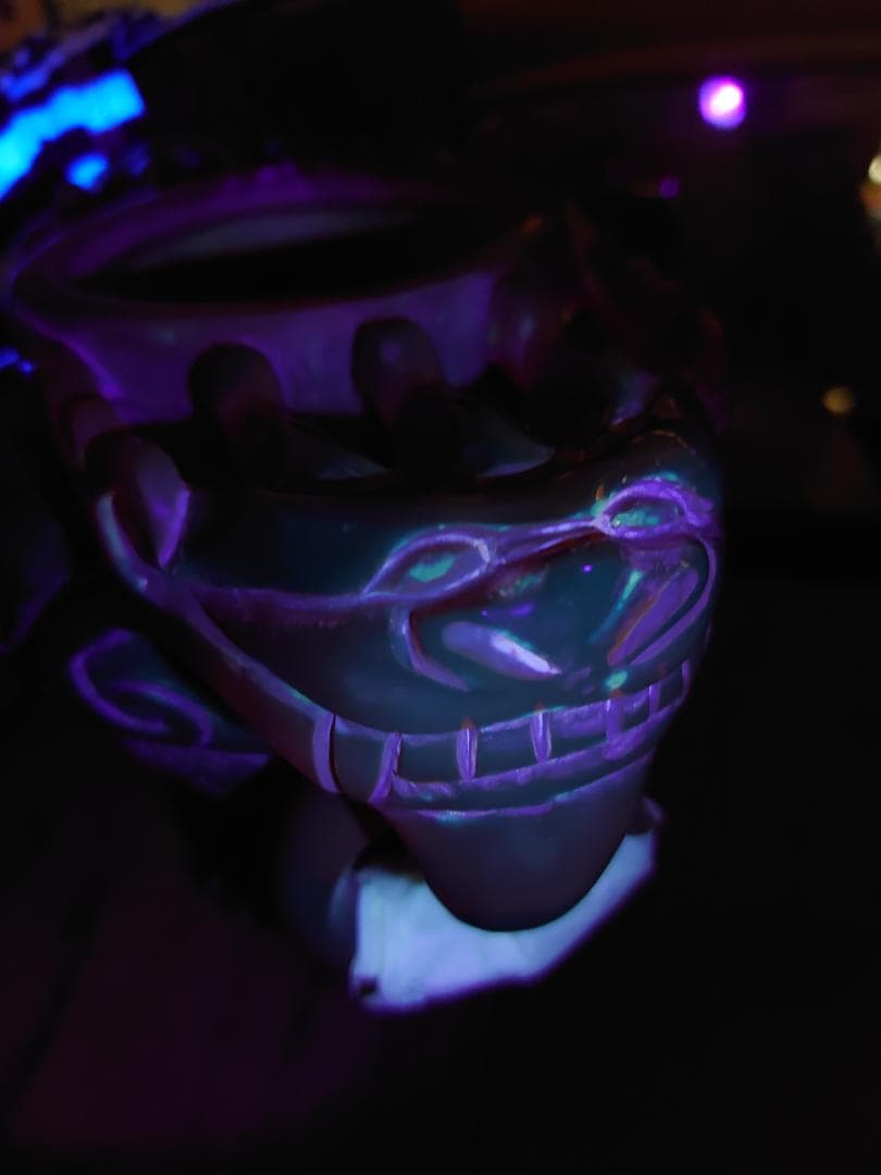 赤い琥珀で作られたアンティーク