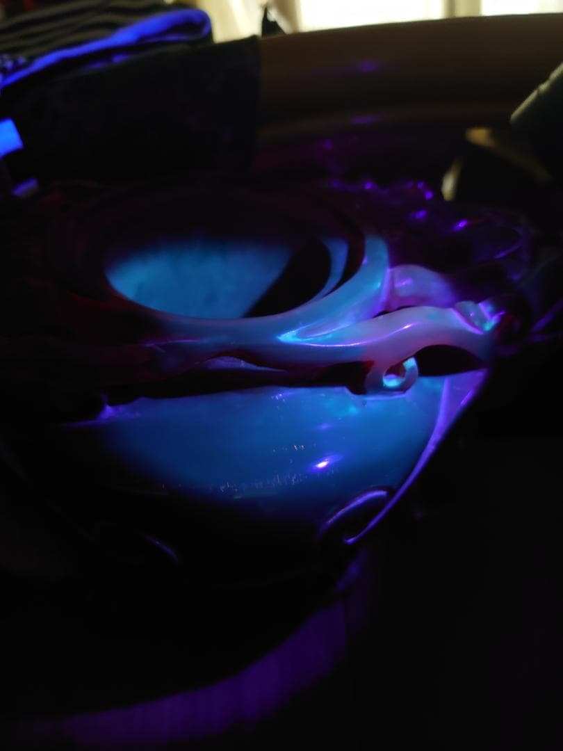 赤い琥珀で作られたアンティーク