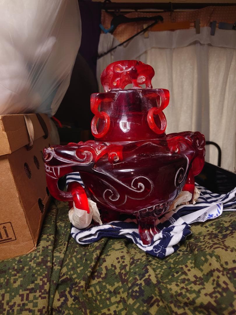 赤い琥珀で作られたアンティーク