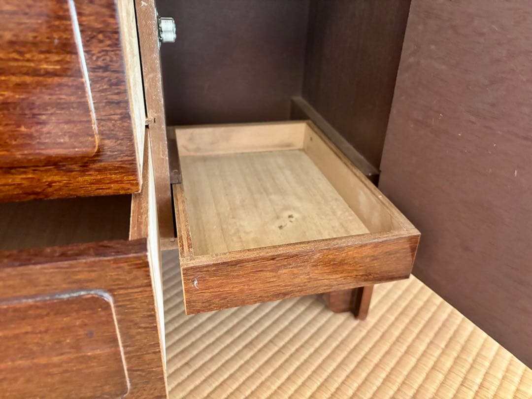 和レトロな鏡台。姿見型で、着物の着付けにも。