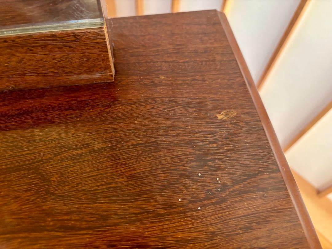 和レトロな鏡台。姿見型で、着物の着付けにも。